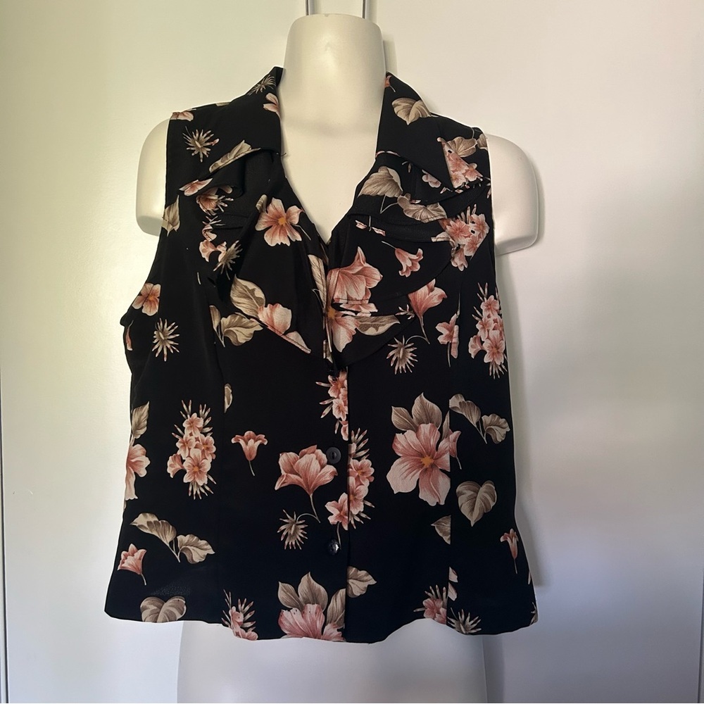 Sense Vintage Sleeveless Blouse with Ruffle Collar Buttoned Front Floral Pattern